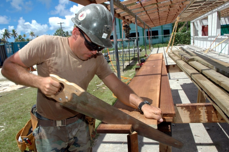 ebeniste-REGUSSE-min_worker_construction_building_carpenter_male_job_build_helmet-893290